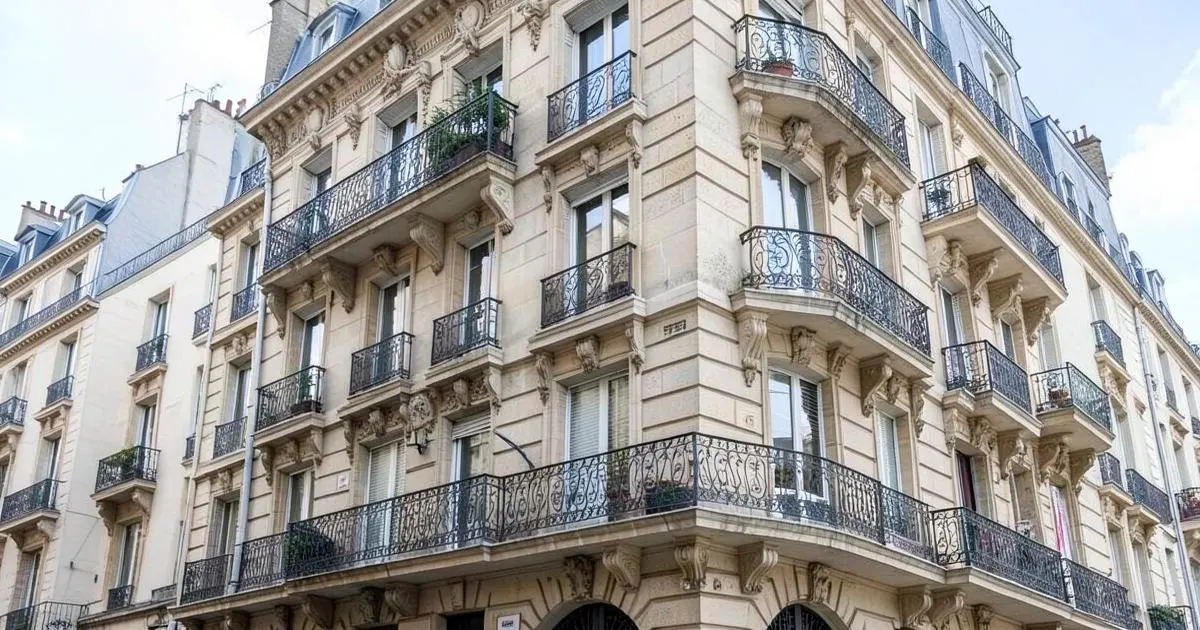 Façades d’immeubles anciens du centre-ville à Aubagne